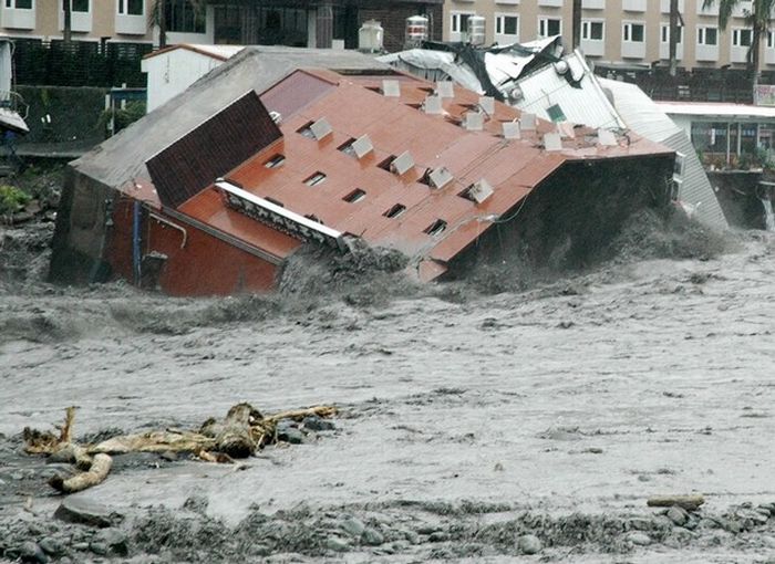 6-storey hotel collapsed due typhoon, Taiwan