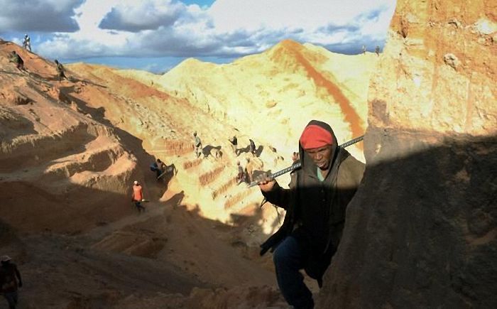 Extraction of sapphires, Madagascar