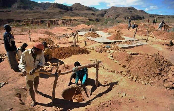 Extraction of sapphires, Madagascar