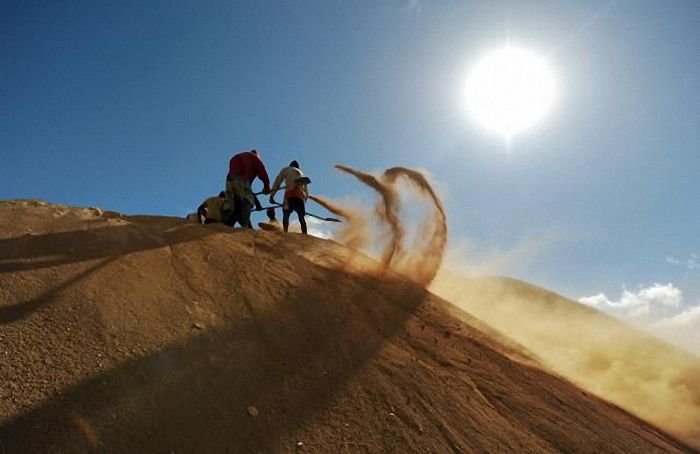 Extraction of sapphires, Madagascar