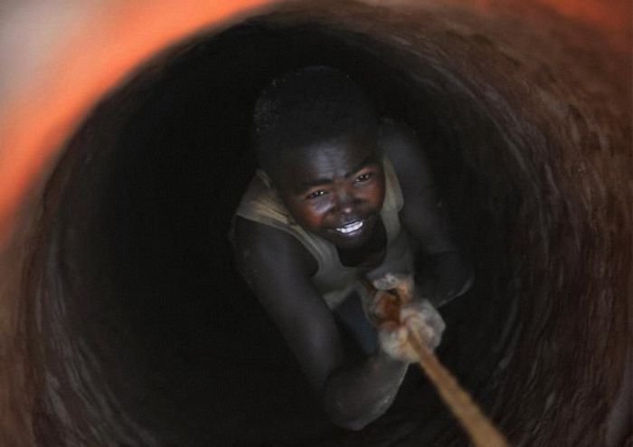 Extraction of sapphires, Madagascar