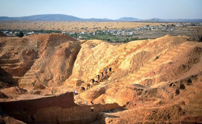 Extraction of sapphires, Madagascar