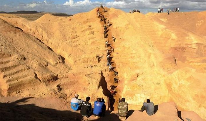 Extraction of sapphires, Madagascar