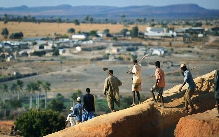 Extraction of sapphires, Madagascar