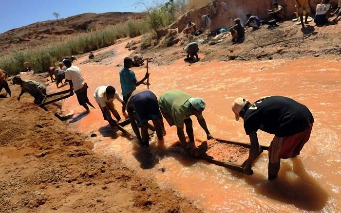 Extraction of sapphires, Madagascar