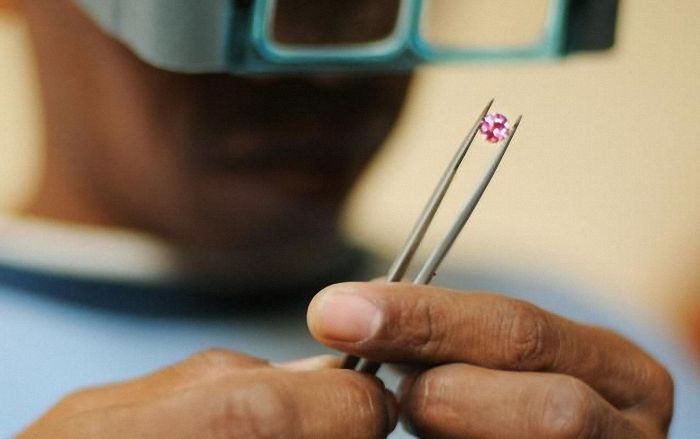 Extraction of sapphires, Madagascar