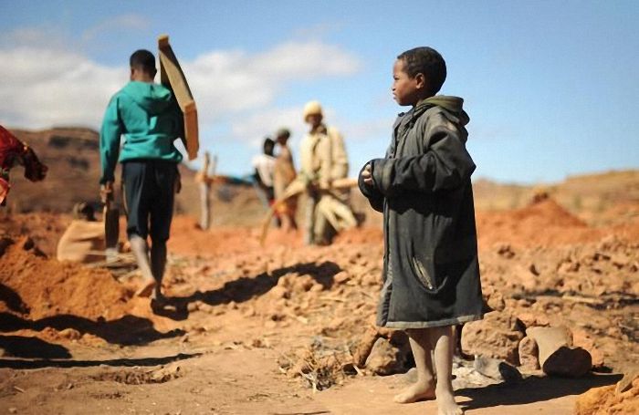 Extraction of sapphires, Madagascar