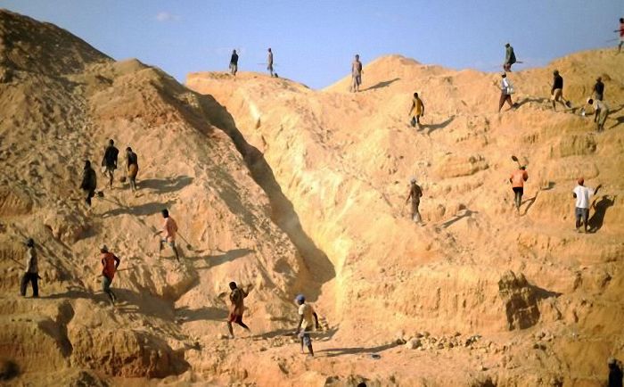 Extraction of sapphires, Madagascar