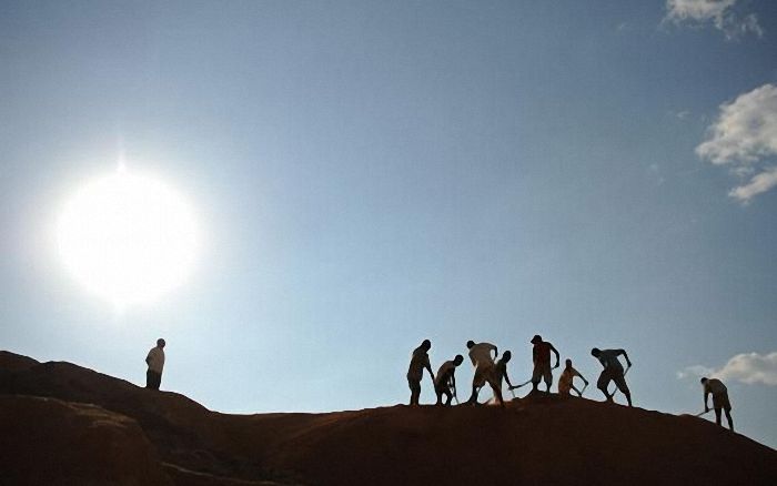 Extraction of sapphires, Madagascar