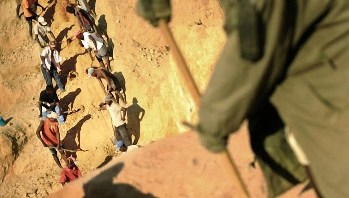 Extraction of sapphires, Madagascar