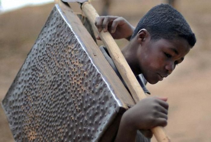 Extraction of sapphires, Madagascar