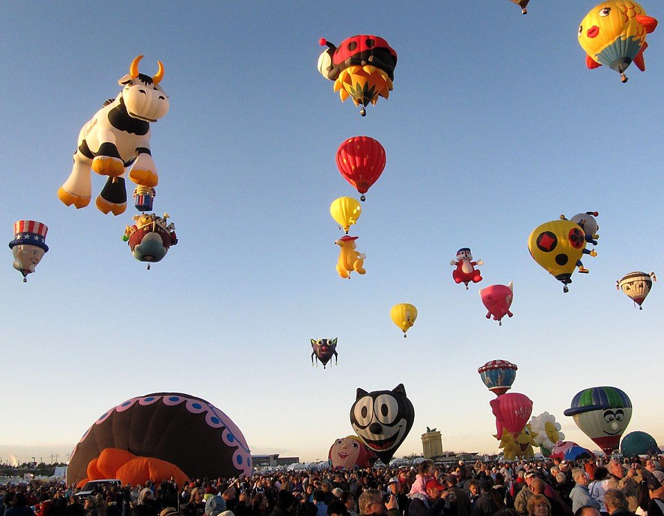 Воздушный шар 39. Международный фестиваль воздушных шаров в Альбукерке шары на небе. Альбукерка фестиваль шаров. Шарики в небе. Воздушные шарики в небе.