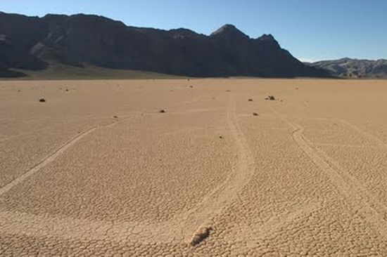 Floating stones in the Valley of Death