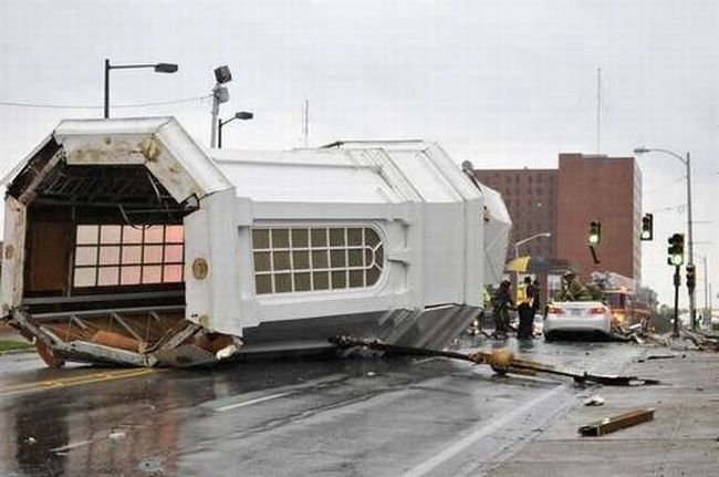 Collapse of the church dome because of strong wind, driver survived, Shreveport, Louisiana