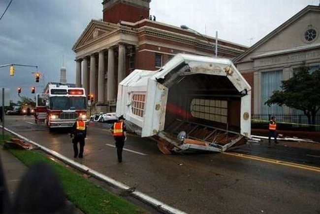 Collapse of the church dome because of strong wind, driver survived, Shreveport, Louisiana