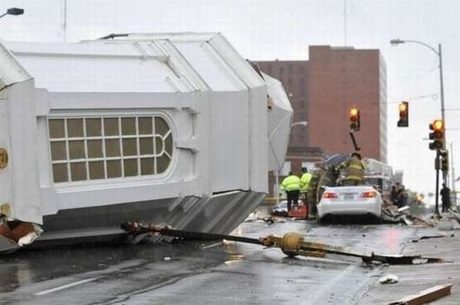 Collapse of the church dome because of strong wind, driver survived, Shreveport, Louisiana