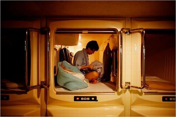 Atsushi Nakanishi, 40 years, jobless after crisis, Capsule Hotel Shinjuku 510, Tokyo, Japan