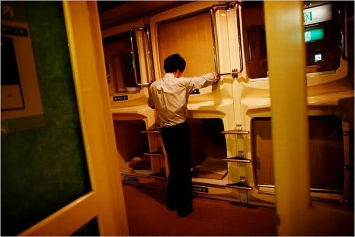 Atsushi Nakanishi, 40 years, jobless after crisis, Capsule Hotel Shinjuku 510, Tokyo, Japan