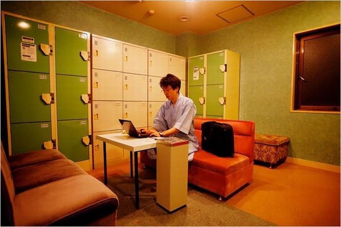 Atsushi Nakanishi, 40 years, jobless after crisis, Capsule Hotel Shinjuku 510, Tokyo, Japan