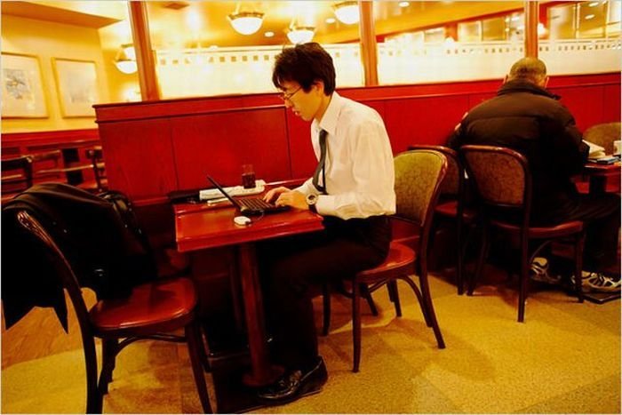Atsushi Nakanishi, 40 years, jobless after crisis, Capsule Hotel Shinjuku 510, Tokyo, Japan