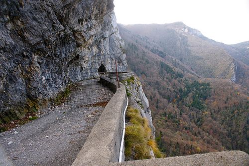 dangerous roads around the world