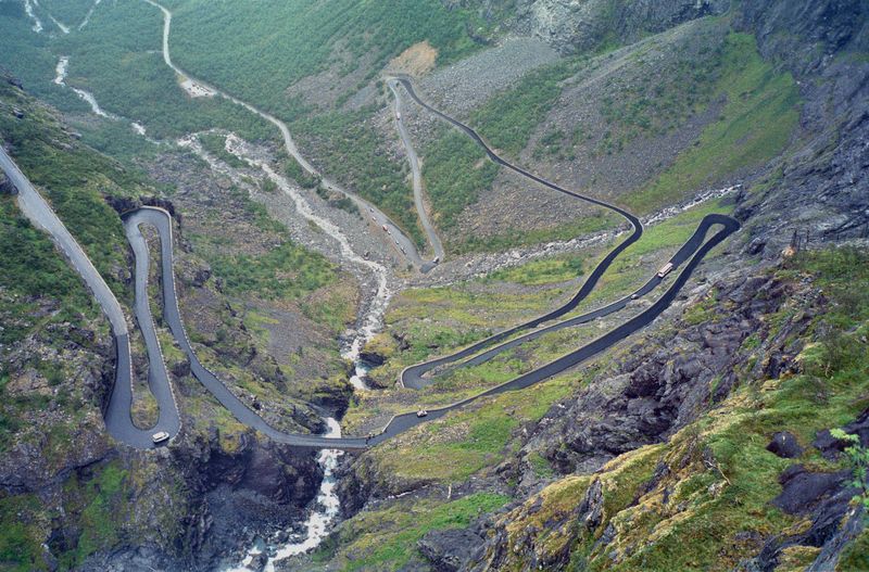 dangerous roads around the world