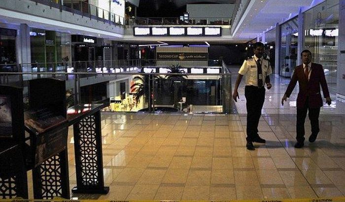 Aquarium springs a leak in Dubai Mall, United Arab Emirates