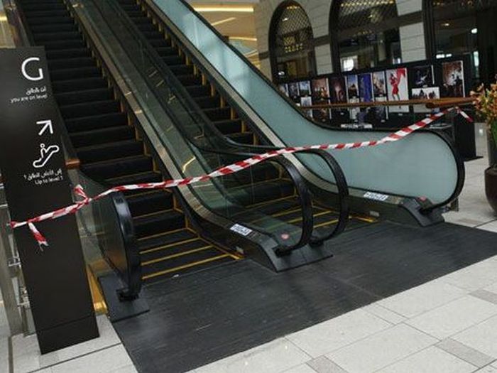 Aquarium springs a leak in Dubai Mall, United Arab Emirates