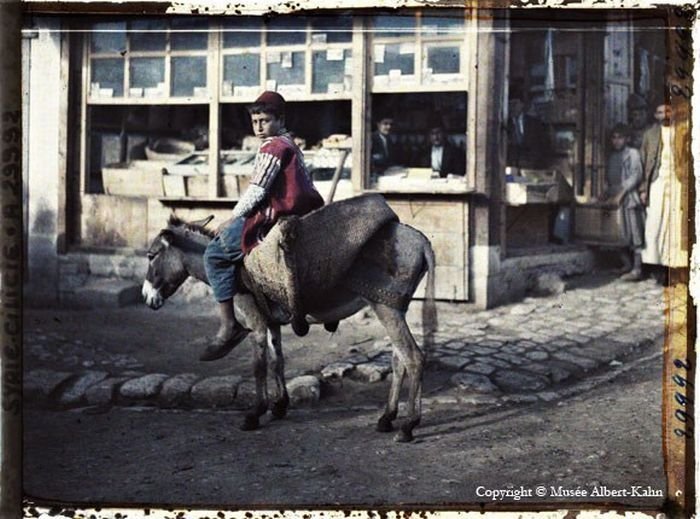 History: The beginning of the 20th century in color photographs by Albert Kahn