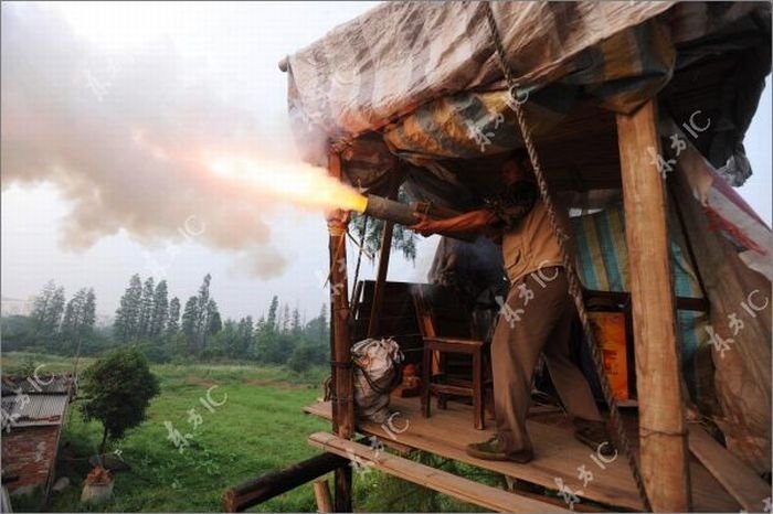 Farmer defends his land with a canon, China