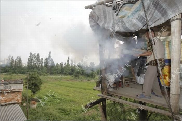 Farmer defends his land with a canon, China