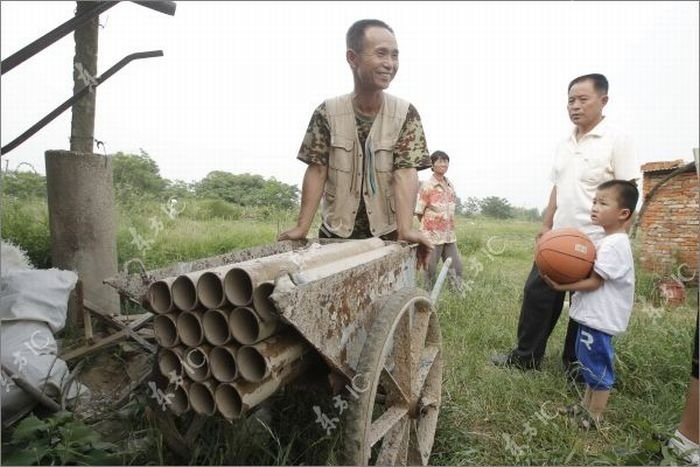 Farmer defends his land with a canon, China