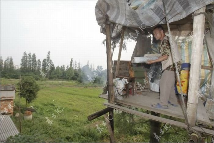 Farmer defends his land with a canon, China