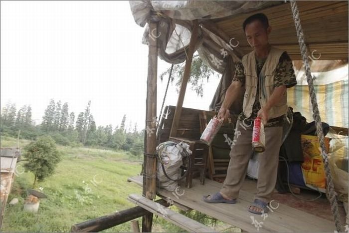 Farmer defends his land with a canon, China