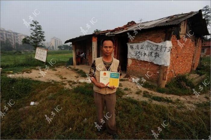 Farmer defends his land with a canon, China