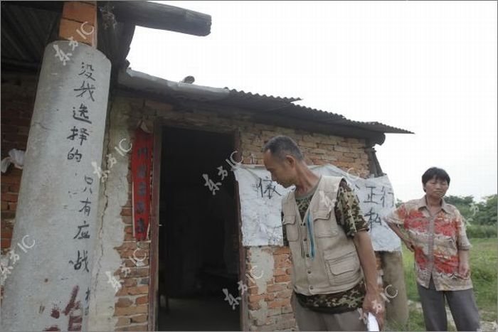 Farmer defends his land with a canon, China