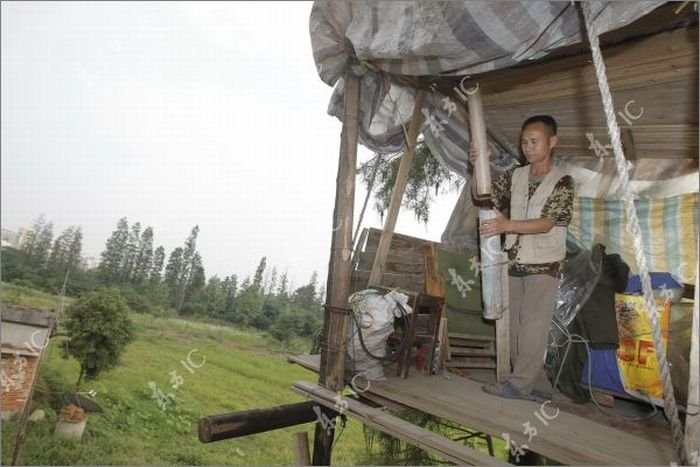 Farmer defends his land with a canon, China