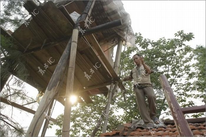 Farmer defends his land with a canon, China