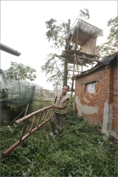 Farmer defends his land with a canon, China