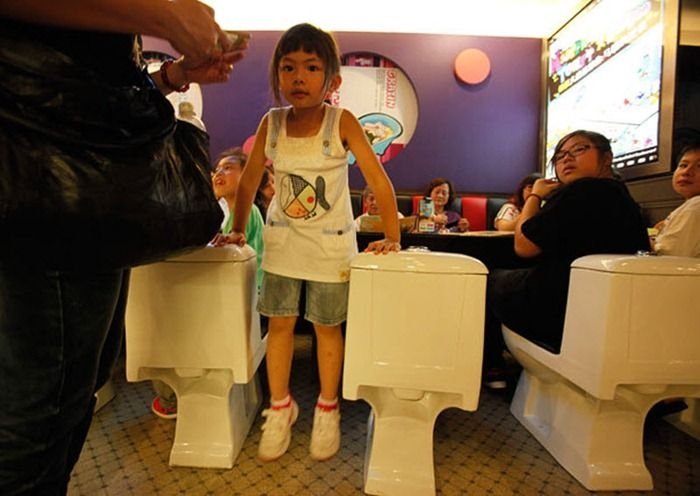 Dinner à la latrine, Shenzhen, China