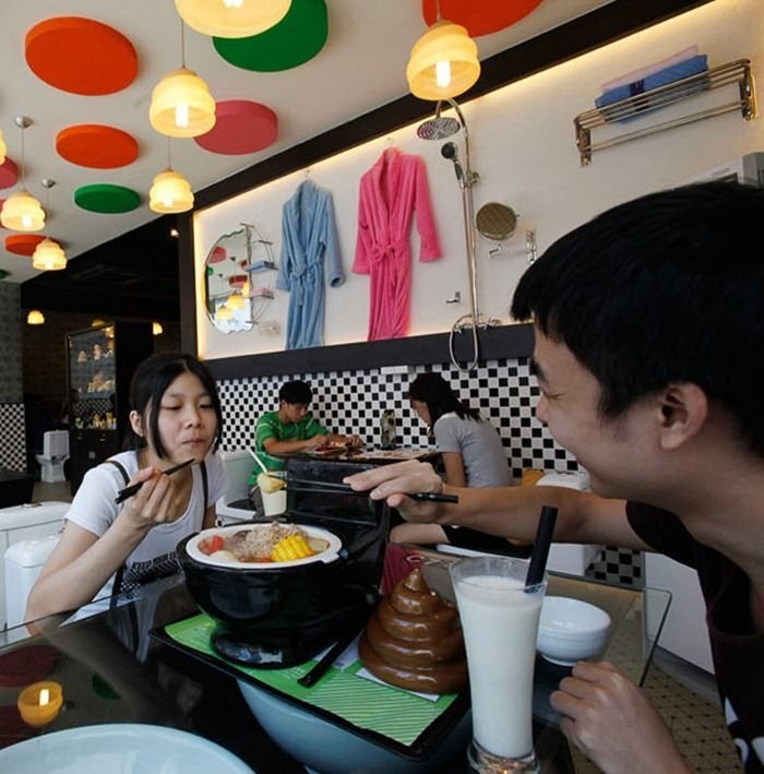 Dinner à la latrine, Shenzhen, China