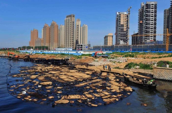 Dalian harbour oil pipelines exploded, China