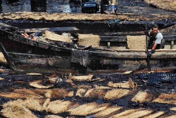 Dalian harbour oil pipelines exploded, China