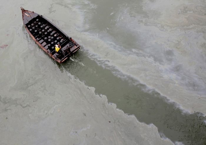 Dalian harbour oil pipelines exploded, China