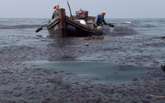 Dalian harbour oil pipelines exploded, China