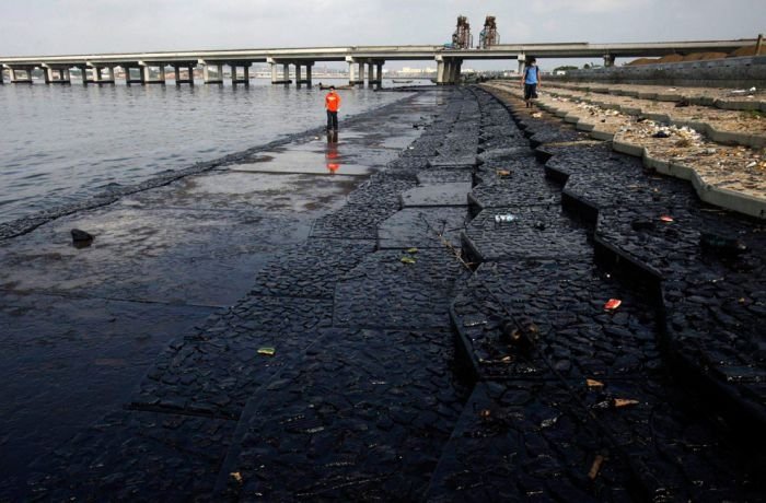 Dalian harbour oil pipelines exploded, China
