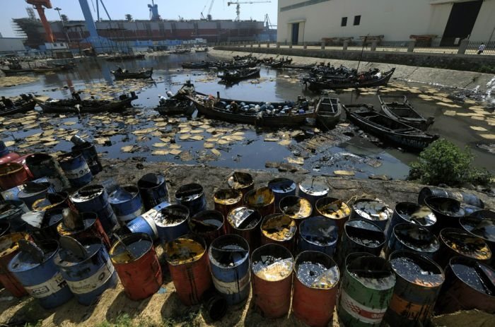 Dalian harbour oil pipelines exploded, China