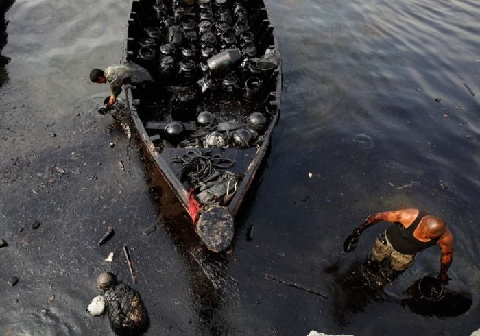 Dalian harbour oil pipelines exploded, China