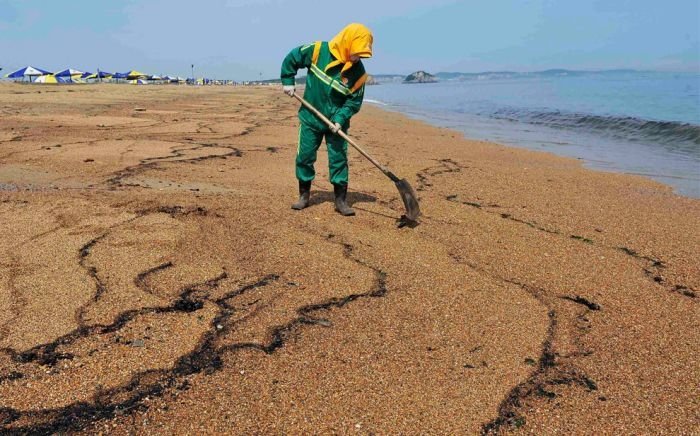 Dalian harbour oil pipelines exploded, China