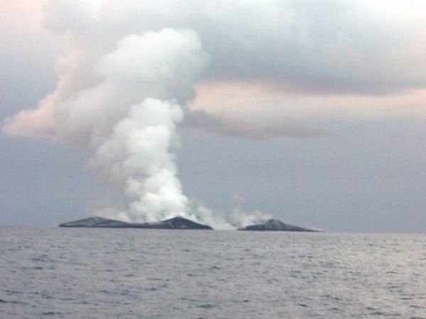 Eruption of underwater volcano, Nuku'alofa, Tonga